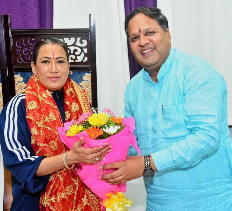 रूद्रपुर में खेल मैदानों के विकास के लिए महापौर ने खेल मंत्री से की मुलाकात – नये सस्ता गल्ला डिपो खोलने का भी किया आग्रह