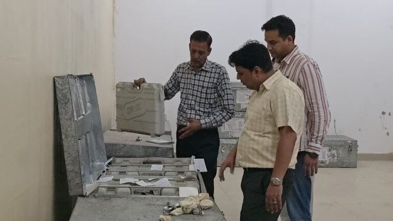 जिलाधिकारी एवं जिला निर्वाचन अधिकारी नितिन सिंह भदौरिया ने मंगलवार को ईवीएम वेयर हाउस का त्रिमासिक निरीक्षण किया