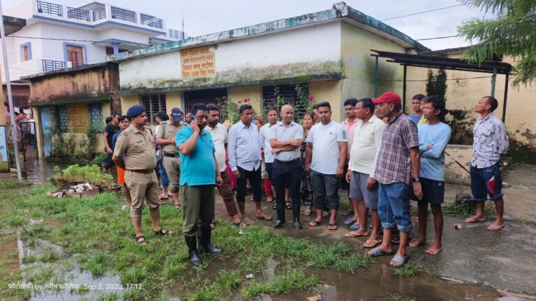 खटीमा में बाढ़ प्रभावित क्षेत्रों का एडीएम और एसपी सिटी ने किया निरीक्षण,राहत एवं बचाव कार्य हेतु दिए आवश्यक दिशा-निर्देश।