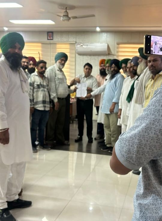 धान खरीद को लेकर किसानों ने डीएम से की मुलाकात, तौल कांटे बढ़ाने और भुगतान शीघ्र कराने की मांग