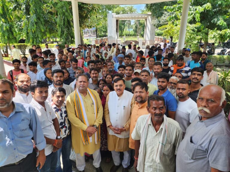 रुद्रपुर: पूर्व विधायक राजेश शुक्ला व मेयर विकास शर्मा ने संजय कॉलोनी व मस्जिद कॉलोनी निवासियों के विस्थापन को लेकर जिलाधिकारी से की मुलाकात
