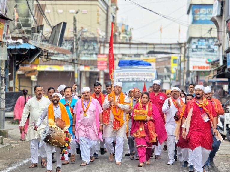 रुद्रपुर में 34वीं माँ वैष्णो दरबार यात्रा का भव्य शुभारंभ, महापौर विकास शर्मा ने किया ध्वज यात्रा का नेतृत्व