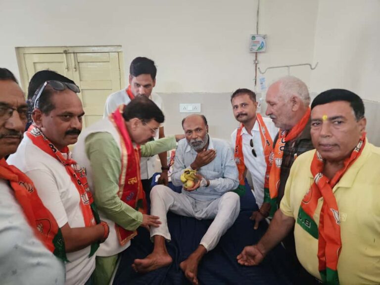 प्रधानमंत्री नरेंद्र मोदी के 75वें जन्मदिवस पर सेवा पखवाड़े का हुआ शुभारंभ, भाजपा कार्यकर्ताओं ने बांटे फल