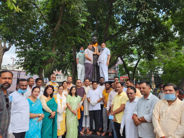 विधायक शिव अरोरा ने प्रधानमंत्री नरेंद्र मोदी के जन्मदिन पर गाँधी पार्क मे महापुरुषों की मूर्ति पर चलाया स्वच्छता अभियान* 