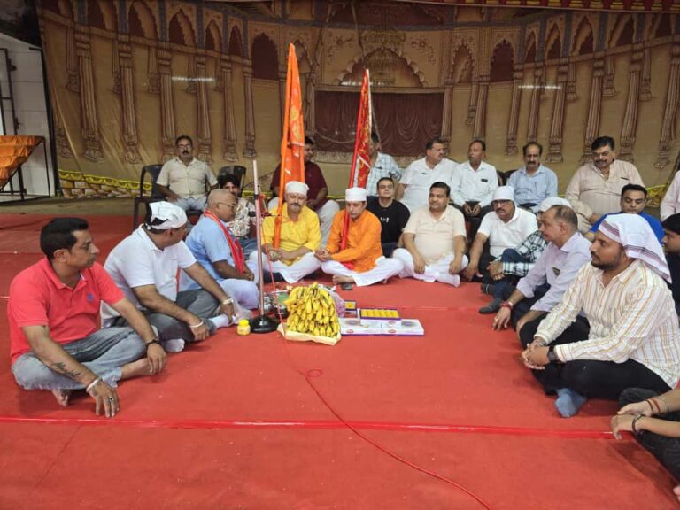 धूमधाम से स्थापित किया गया महावीर ध्वज, कल से प्रारंभ होगी प्राचीन श्री रामलीला