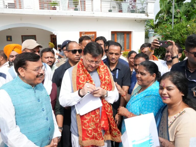 मुख्यमंत्री पुष्कर सिंह धामी खटीमा से चमोली के लिए हुए रवाना जनता से की मुलाकात, समस्याएं सुनीं, अधिकारियों को दिए समाधान के निर्देश
