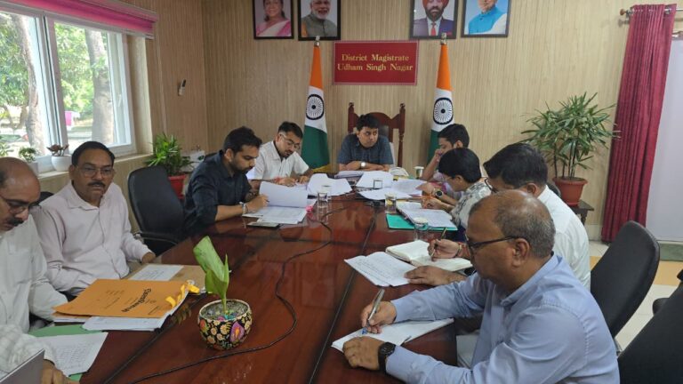 लंबित वादों का त्वरित निस्तारण व शत-प्रतिशत राजस्व वसूली करें अधिकारी : जिलाधिकारी