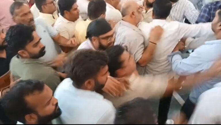 कांग्रेस की बैठक में बवाल: रुद्रपुर के पार्षद की हरकत कैमरे में कैद, हाथापाई का वीडियो वायरल