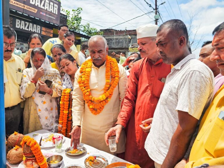 विधायक अरविंद पांडेय ने किया गदरपुर-मटकोटा मार्ग का शिलान्यास।