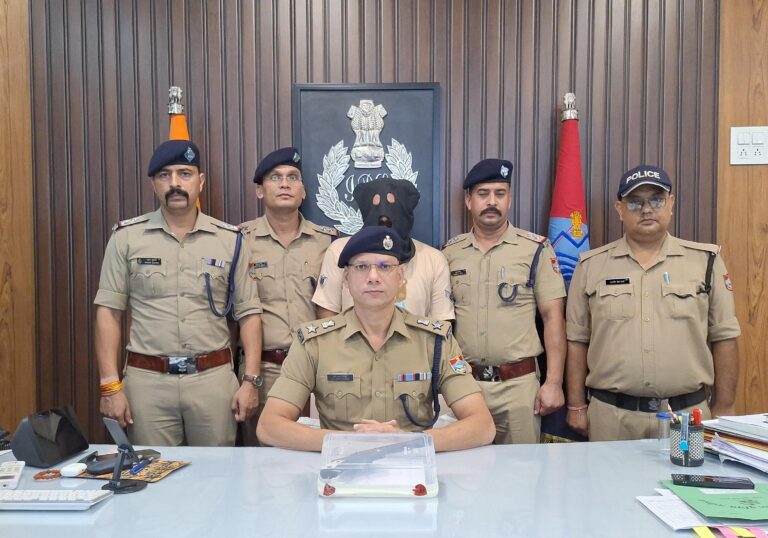 18 घंटे में थार लूट का पर्दाफाश एसएसपी मणिकांत मिश्रा के सख्त तेवर, मास्टरमाइंड सोनू अवैध तमंचे के साथ गिरफ्तार