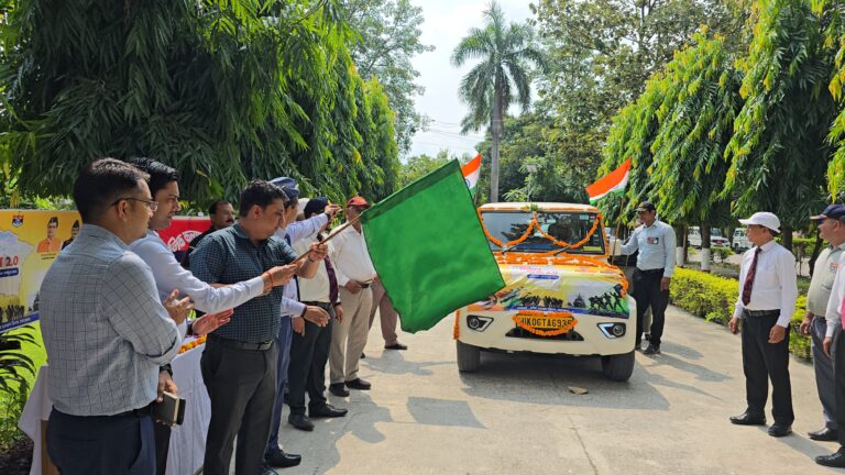 शहीद सम्मान यात्रा-2.0 के तहत शहीदों की मिट्टी हुई रवाना डीएम नितिन सिंह भदौरिया ने हरी झंडी दिखाकर किया रवाना