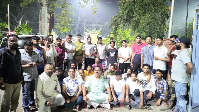रात में भड़के पूर्व विधायक राजकुमार ठुकराल, बिजली संकट को लेकर मठकोटा पावर हाउस पर धरना