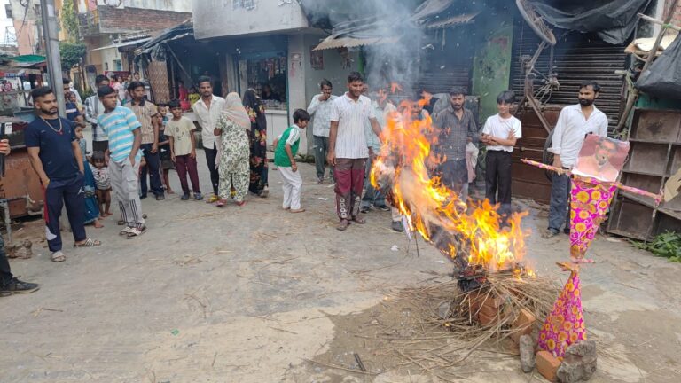पहले पूर्व विधायक राजकुमार ठुकराल का पुतला, फिर कोली समाज ने फूंका विधायक शिव अरोरा का पुतला,रुद्रपुर में गरमाई पुतला राजनीति