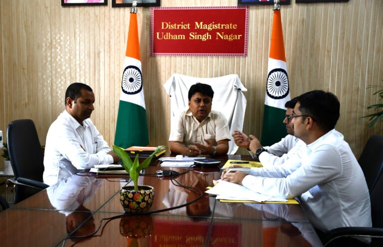 जिलाधिकारी ने दीपावली पर बिना अनुमति पटाखे  की दुकानों पर कड़ी कार्रवाई के निर्देश