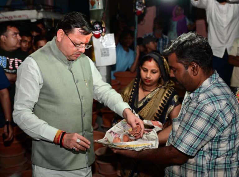 मुख्यमंत्री धामी ने खटीमा में खरीदे स्वदेशी दीपक, सुनी जनता की समस्याएं