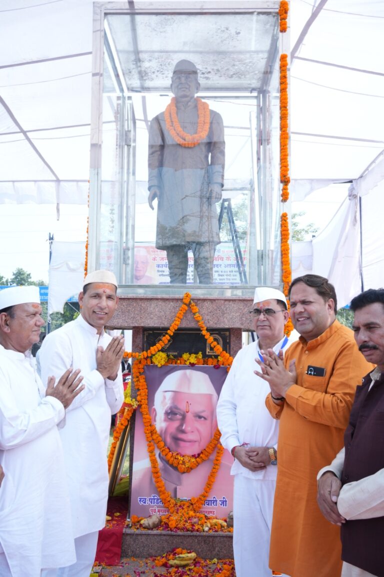 महापौर ने स्व. पंडित नारायण दत्त तिवारी को किया नमन