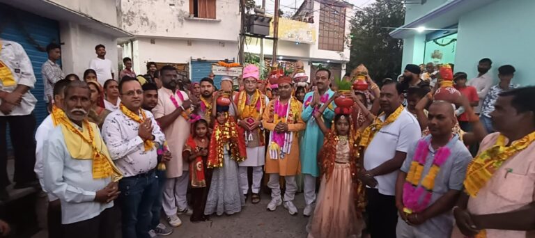 रम्पुरा एकराम आर्य पार्क मे शुरू होने वाली श्रीमद् भागवत कथा के पूर्व संध्या निकली कलश यात्रा मे शामिल हुऐ विधायक शिव अरोरा