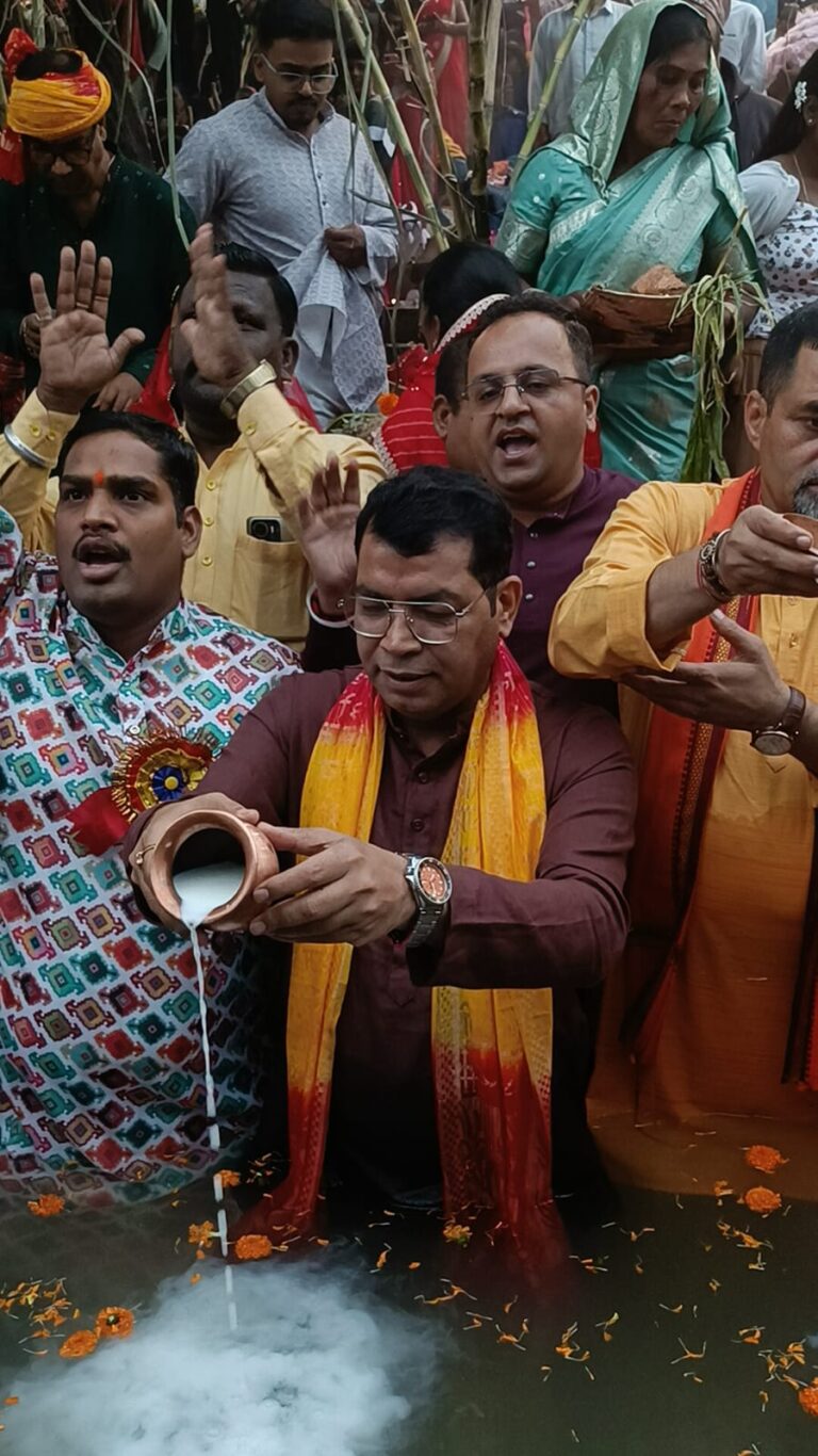 विधायक शिव अरोरा ने रविंद्र नगर छठ घाट पर उगते सूरज को अर्घ्य देकर सूर्य भगवान की उपासना कर समस्त क्षेत्रवासियो के सुख समृद्धि की कामना