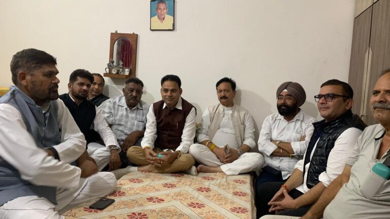 वरिष्ठ पत्रकार व एडवोकेट सुरेन्द्र गिरधर की माताजी के निधन पर राजनीतिक, सामाजिक और पत्रकारिता जगत से जुड़े गणमान्य लोगों ने जताया शोक…