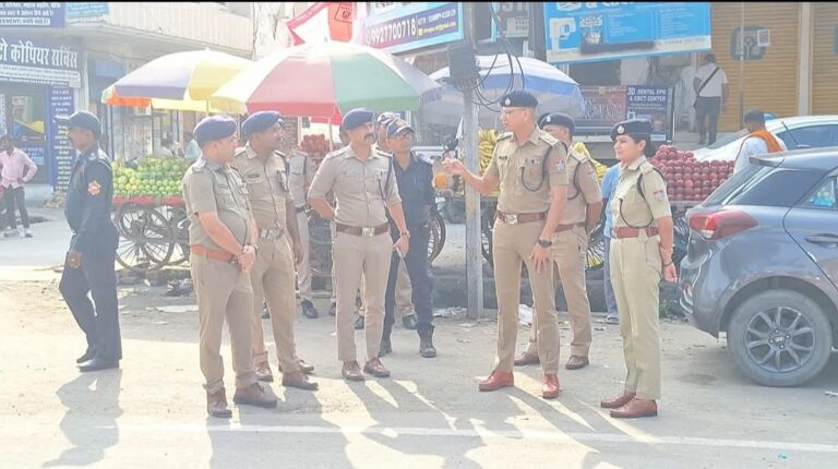 त्योहारों पर अलर्ट मोड में ऊधमसिंहनगर पुलिस  एसएसपी मणिकांत मिश्रा ने किया रुद्रपुर बाजार व गांधी पार्क का निरीक्षण