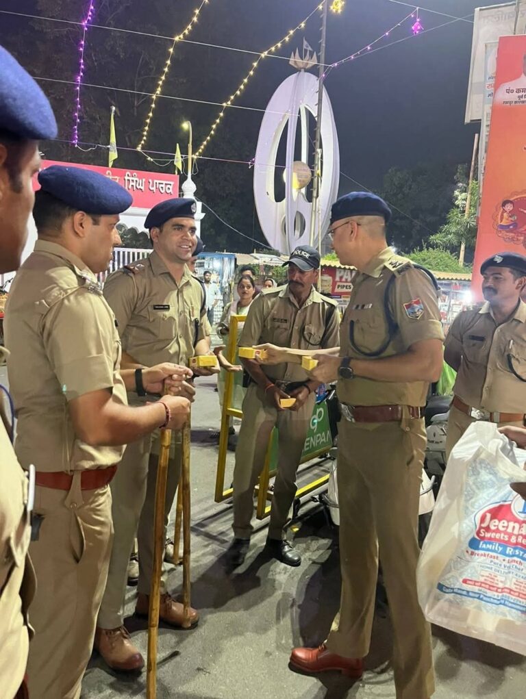 एसएसपी मणिकांत मिश्रा ने ड्यूटी पर तैनात पुलिसकर्मियों संग बाँटी दीपावली की खुशियाँ  फर्ज़ पहले – पर्व बाद! ड्यूटी पर मुस्तैद जवानों की हौसला अफजाई कर बढ़ाया मनोबल