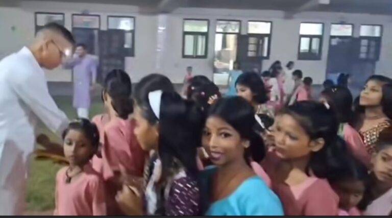 दीपों संग मुस्कुराहटें भी बिखेरीं — एसएसपी मणिकांत मिश्रा पहुँचे छात्रावास