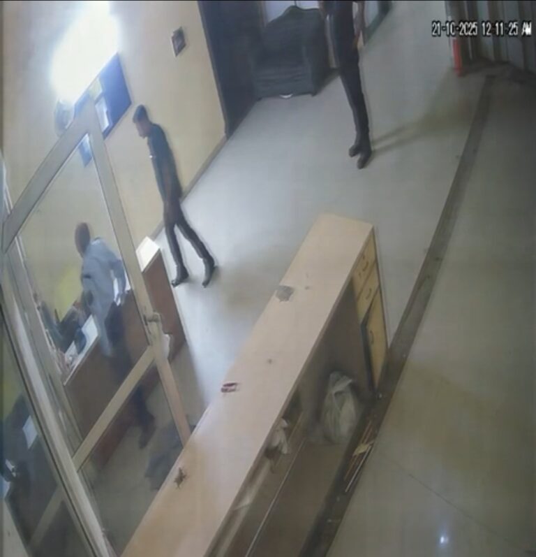 मेट्रोपोलिस सोसाइटी में गुंडागर्दी,बाउंसरों ने 60 वर्षीय सिक्योरिटी गार्ड को बेरहमी से पीटा, बुजुर्ग गार्ड पर नशे में धुत बाउंसर्स का हमला, सोसाइटी में दहशत का माहौल, सुरक्षा के नाम पर दहशत फैलाने का खेल