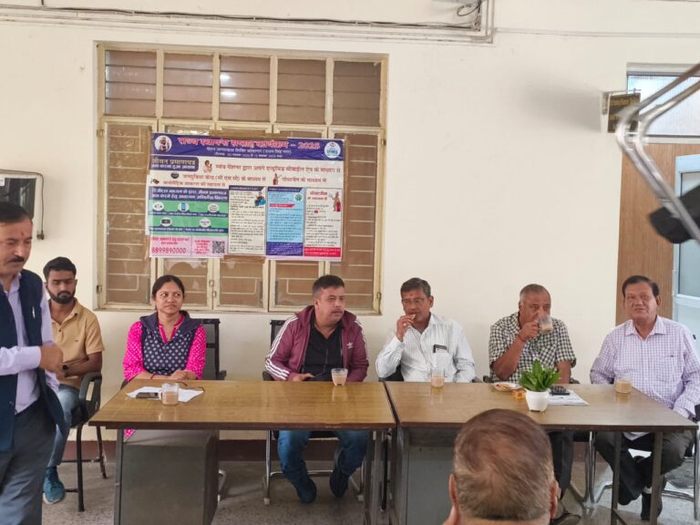 कोषागार में चला जागरूकता अभियान, पेंशनरों को डिजिटल सुविधा और स्वास्थ्य टिप्स की दी जानकारी