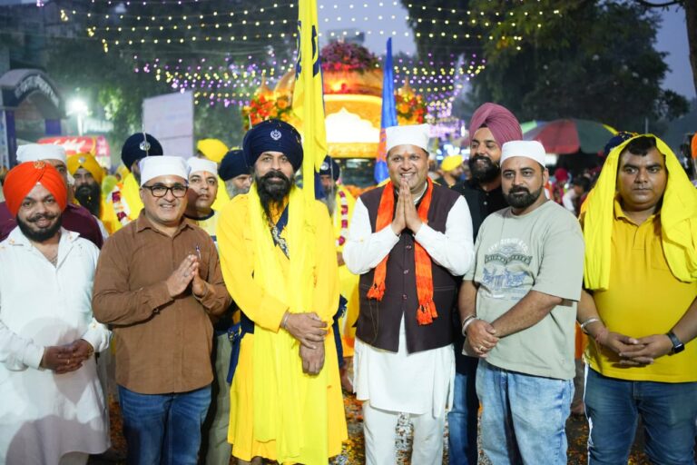 श्री गुरु नानक देव जी के प्रकाशोत्सव पर नगर निगम ने पुष्प वर्षा कर नगर कीर्तन का किया स्वागत