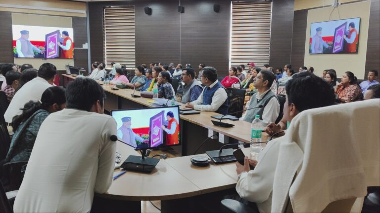 रुद्रपुर में उत्साहपूर्वक मनाया गया राज्य स्थापना दिवस — प्रधानमंत्री नरेंद्र मोदी ने देहरादून से किया शुभारंभ, कलेक्ट्रेट सभागार में हुआ सीधा प्रसारण