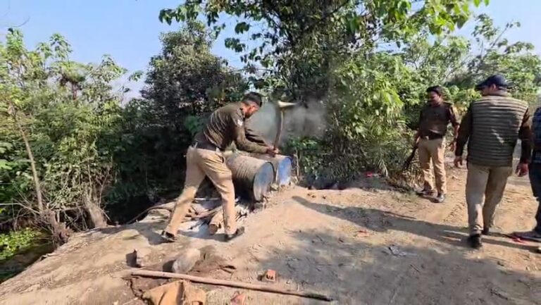 अवैध शराब पर आबकारी विभाग का शिकंजा, चार भट्टियां ध्वस्त – 180 लीटर कच्ची शराब बरामद