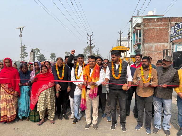 विधायक शिव अरोरा ने किरतपुर में एनएच 74 से उत्तर प्रदेश की सीमा को जाने वाले मार्ग के सतह सुधार के कार्य का फीता काटकर शुभारम्भ किया