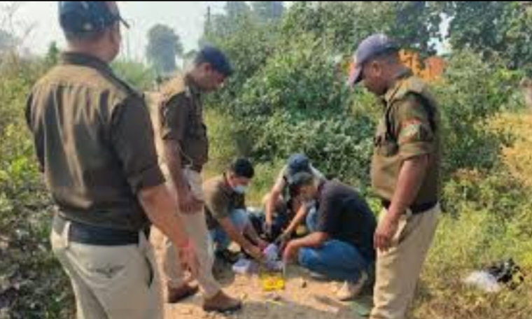 रेलवे पटरी किनारे बोरे में मिला महिला का सड़ा-गला शव, टैटू और मोबाइल से मिल सकती है पहचान का सुराग