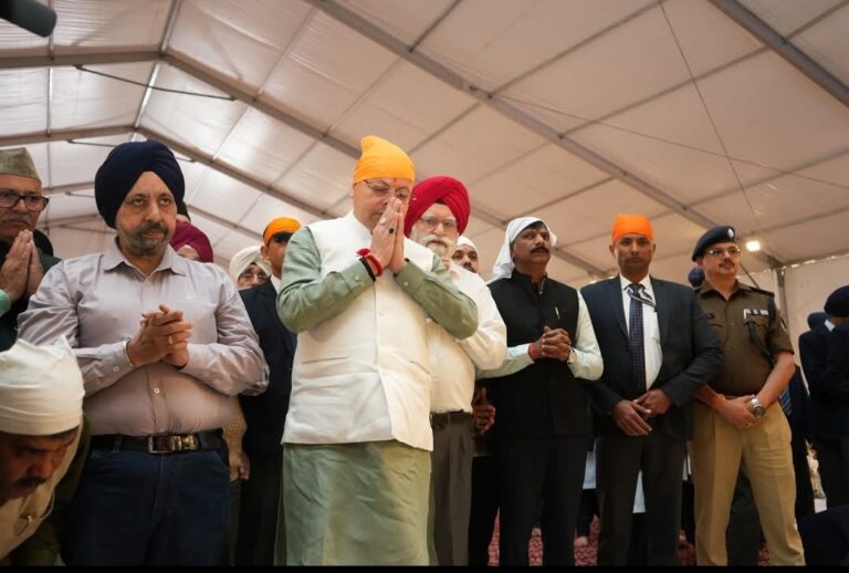 गुरु नानक देव जी के प्रकाश पर्व पर मुख्यमंत्री धामी ने गुरुद्वारे में मत्था टेका, कहा—उनकी शिक्षाएँ मानवता का मार्गदर्शन करती रहेंगी