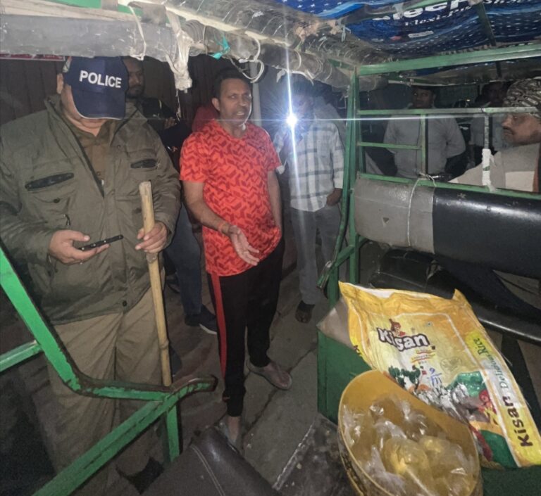 अवैध शराब के ख़िलाफ़ पुलिस और जनता हुई एकजुट — वार्ड 35 राजीव नगर में छापा, दर्जनों पाउच बरामद  समाजसेवी सुशील गाबा, गोविंद राय पहुँचे मौके पर, की बड़ी कार्रवाई की मांग