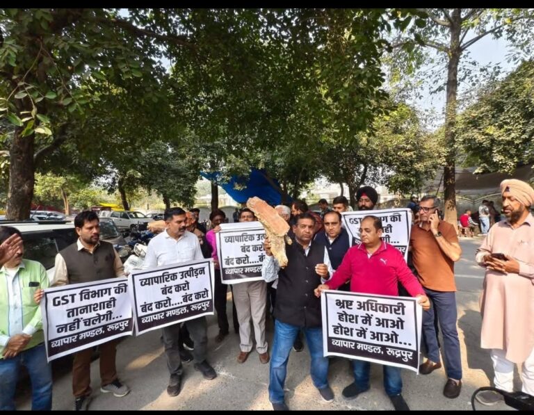 राज्य कर चौकियों पर मनमानी के खिलाफ व्यापारियों का हंगामा, विभाग घेरा