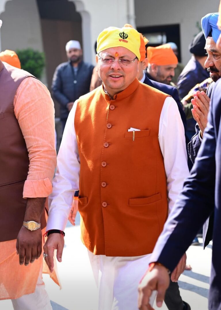 गुरु तेग बहादुर जी के 350वें शहीदी दिवस पर मुख्यमंत्री धामी ने गुरुद्वारा रेसकोर्स में मत्था टेक किया नमन