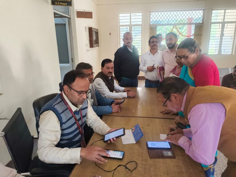 जिला कोषागार में पेंशन जागरूकता शिविर का आयोजन