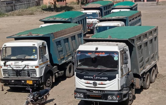 ओवरलोड डंपर बन गए कानून के ठेकेदार—विरोध करने पर FIR, मौत पर ‘नो कमेंट’! राजनीतिक बयानबाज़ी जारी