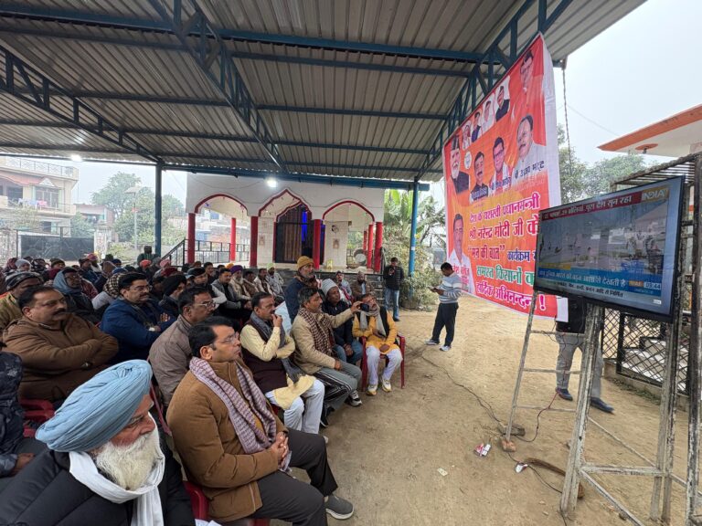 विधायक शिव अरोरा ने किसानो संग बूथ संख्या 182, ग्राम शिवपुर में प्रधानमंत्री नरेंद्र मोदी के 129वे मन की बात संस्मरण क़ो सुना