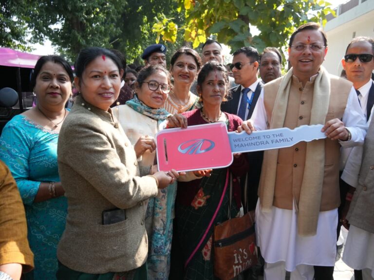 खटीमा में सीएम धामी की जनसुनवाई—महिला समूहों को सौंपे छह ई-रिक्शा, दिया सशक्तिकरण का संदेश