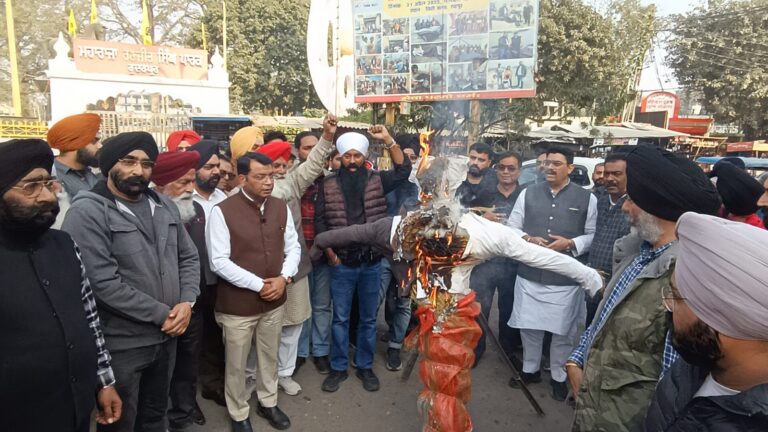 सिख समाज ने फूका कांग्रेस नेता हरक सिंह रावत का पुतला कि गिरफ्तारी की मांग, सिख समाज पर दिये विवादित बयान पर दिखा भारी आक्रोश,विधायक शिव अरोरा ने हरक सिंह रावत के बयान क़ो बताया मानसिक दिवालींयापन