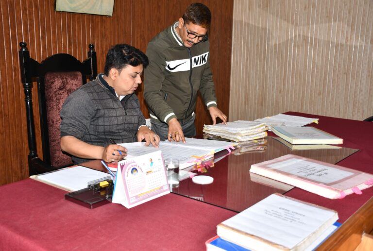 अभिलेखों में लापरवाही बर्दाश्त नहीं, निरीक्षण के दौरान डीएम ने दिए कड़े निर्देश