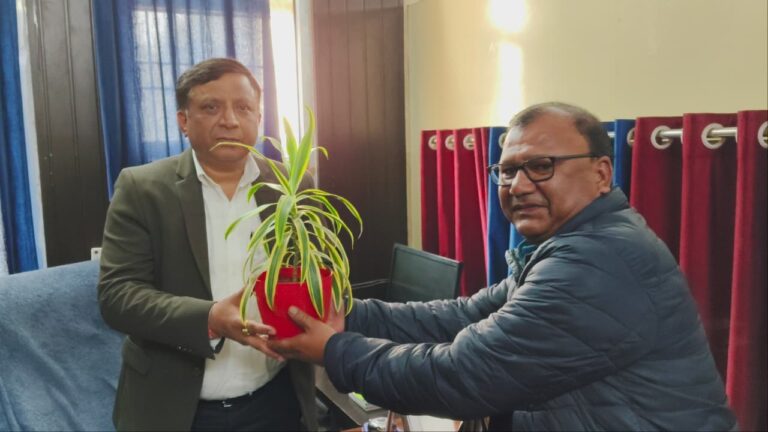 रूद्रपुर पहुंचकर अपर सचिव/महानिदेशक बंशीधर तिवारी बोले, मीडिया लोकतंत्र की रीढ़, उठे सभी मुद्दों का होगा त्वरित समाधान