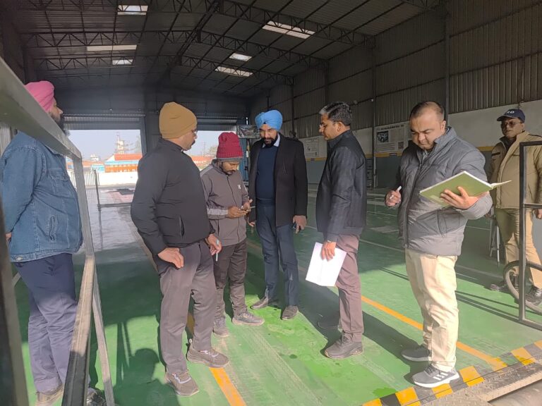 लालपुर स्थित स्वचालित परीक्षण केंद्र का औचक निरीक्षण, रिफ्लेक्टिव टेप, शुल्क सूची और फिटनेस मानकों में लापरवाही पर परिवहन विभाग सख्त