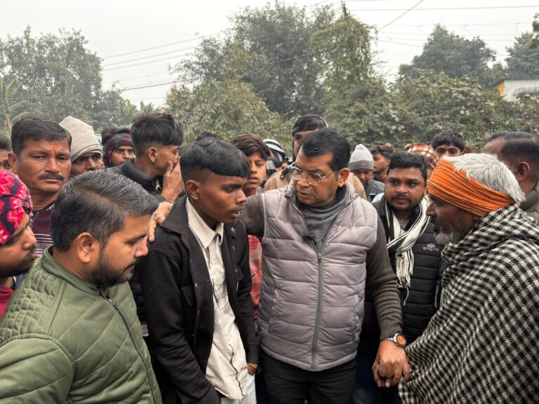 रम्पुरा के युवक बब्लू कोली की सड़क दुर्घटना में हुई मृत्यु पर विधायक शिव अरोरा ने परिजनों से मुलाक़ात कर ढाढ़स बाधा व मुख्यमंत्री राहत कोष व सड़क दुर्घटना मुआवजा दिलवाने हेतु किया आश्वासत