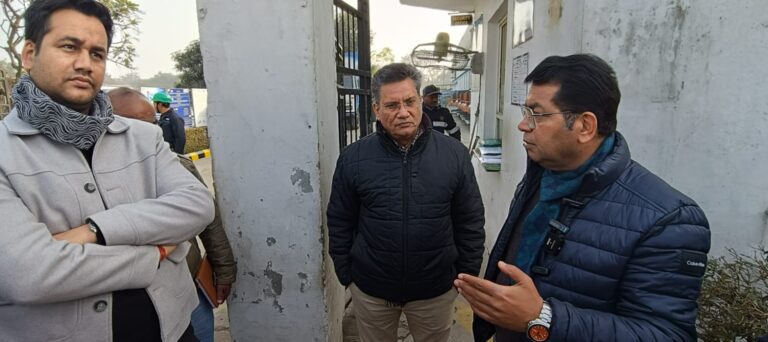 तेंदुए की दस्तक से रुद्रपुर क्षेत्र में दहशत,विधायक शिव अरोरा की मौजूदगी सिडकुल क्षेत्र से लगे खेत मे नजर आया तेंदुआ, विधायक ने अपने सामने वन विभाग से शुरू करवाया रेस्क्यू ऑपरेशन