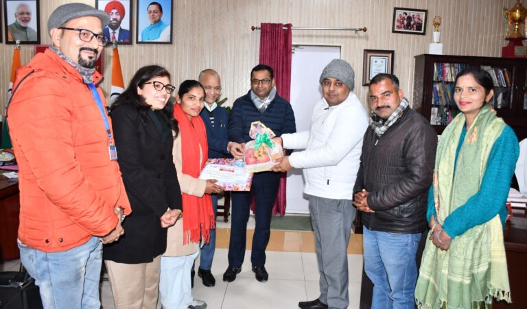 वन दरोगा बनीं विशाखा दिवाकर, डीएम ने किया सम्मानित