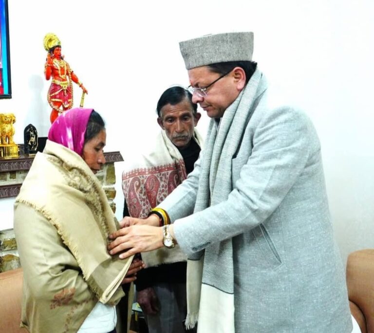 सीएम धामी ने अंकिता के परिजनों से की मुलाकात, त्वरित और निष्पक्ष कार्रवाई का भरोसा