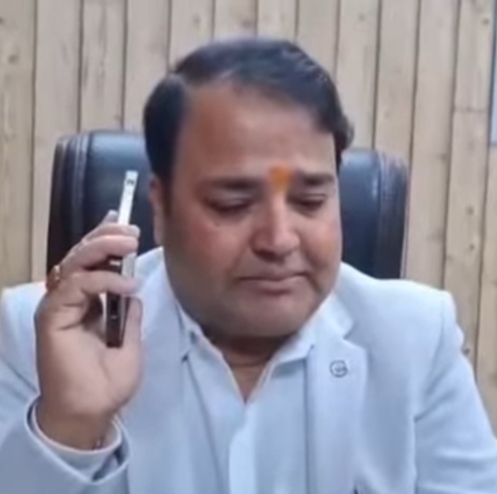 योगी पर टिप्पणी से आहत जीएसटी डिप्टी कमिश्नर का इस्तीफा, बोले– जिसका खाते हैं, उसका सम्मान ज़रूरी